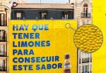 В Мадриде создали гигантскую наружную рекламу из лимонов