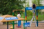 Детскую площадку на одном из пляжей Нижнего Новгорода обклеили рекламой пива