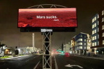 Илона Маска в День Земли потроллили рекламным щитом 'Mars Sucks' у штаб-квартиры SpaceX