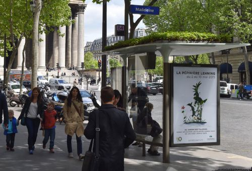 Рекламный газон в Париже